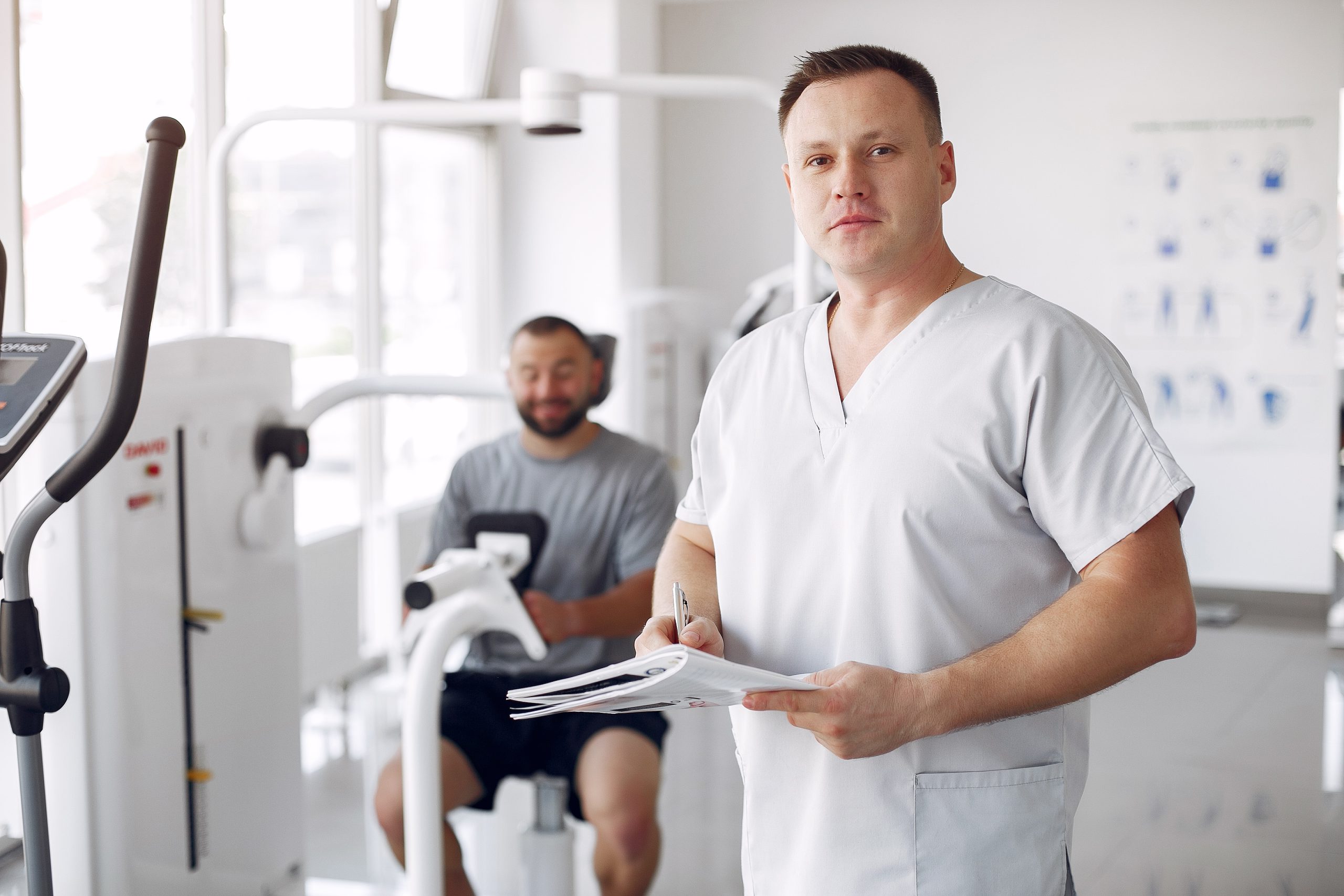 Fizjoterapeuta w sali rehabilitacyjnej
