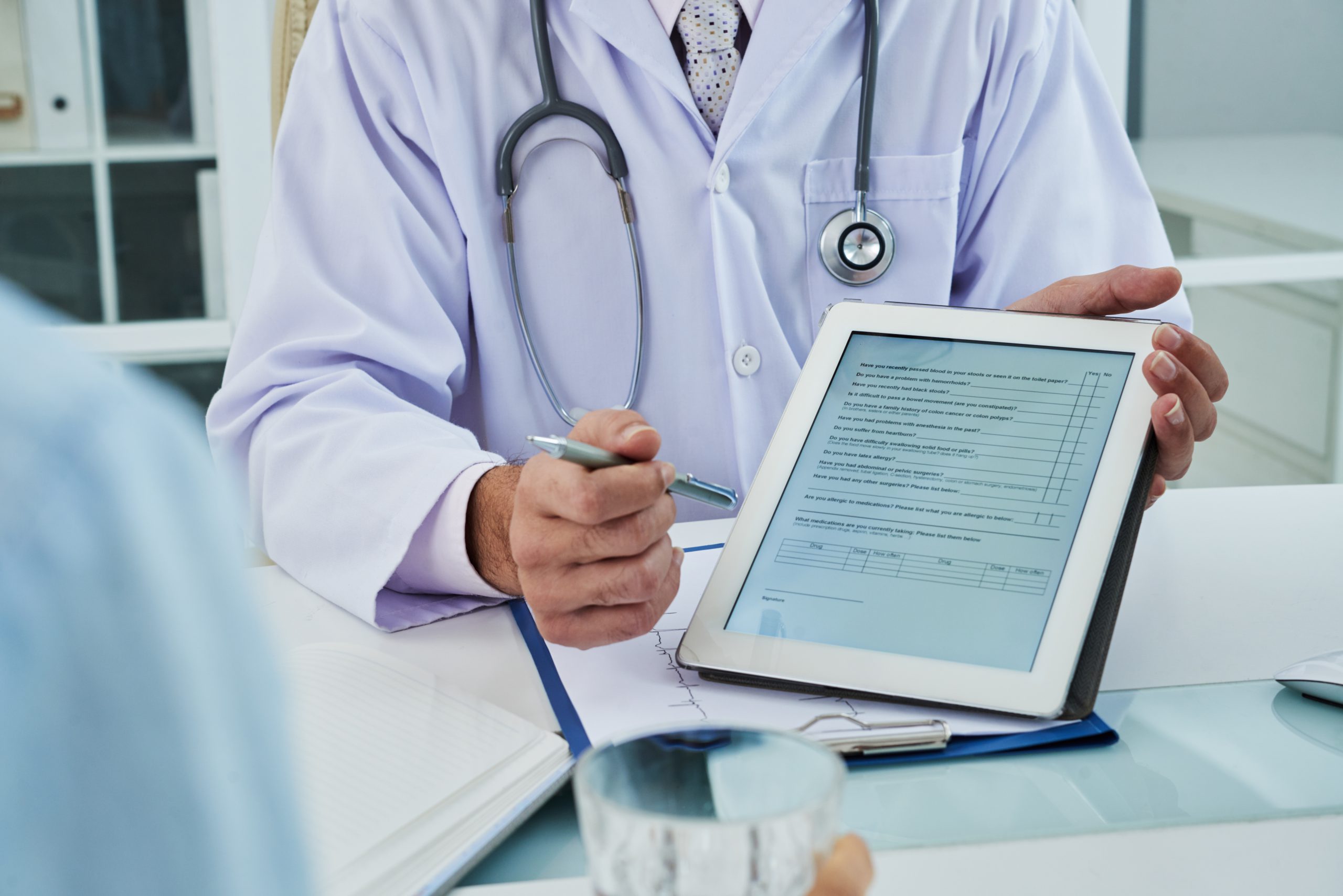 Lekarz przekazujący pacjentowi tablet z dokumentacją